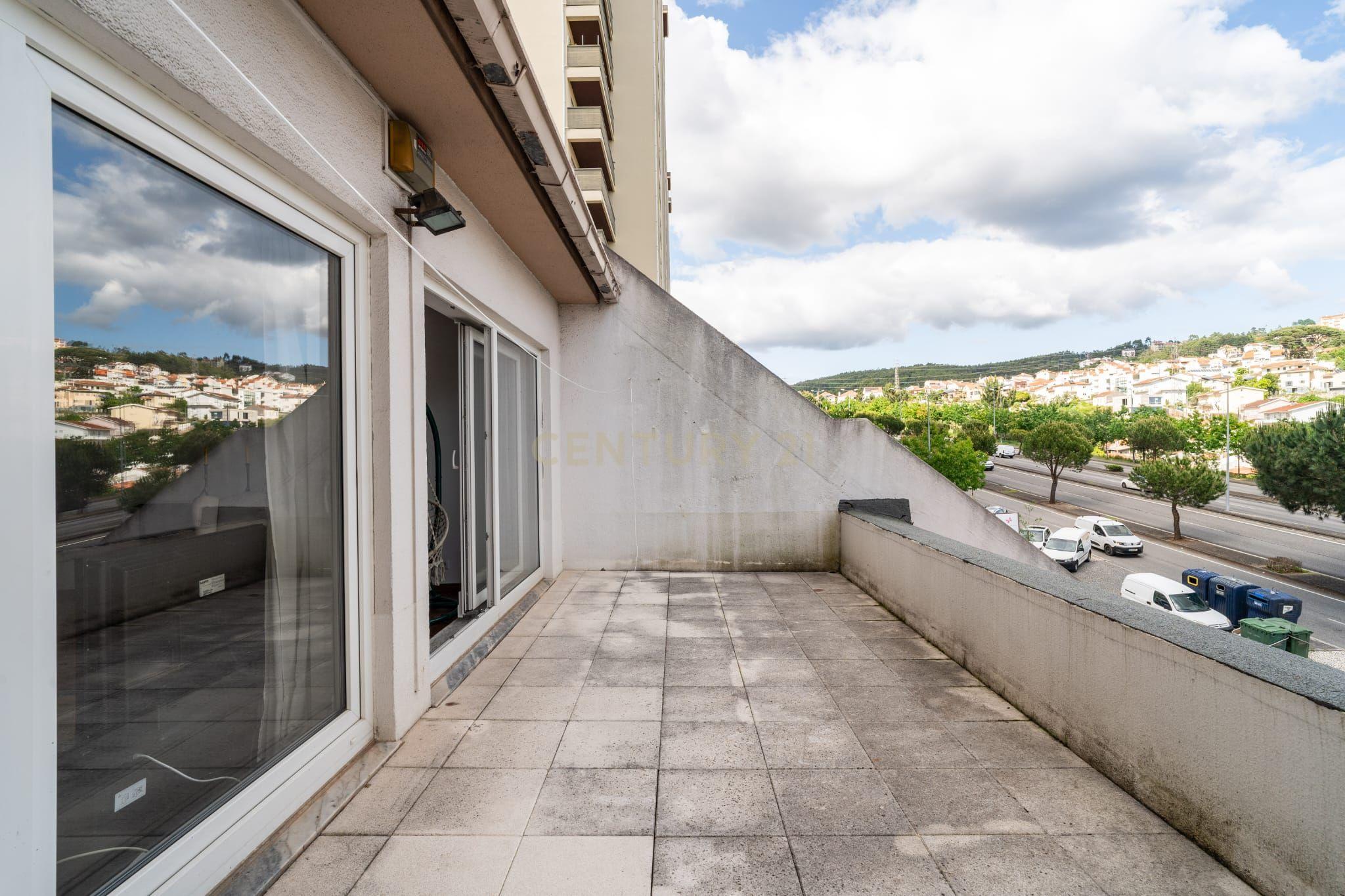 T3 Duplex com 2 Terraços, na Av. Elísio de Moura, em Coimbra - Image 5