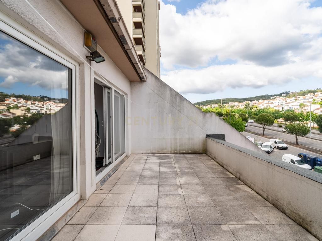 T3 Duplex com 2 Terraços, na Av. Elísio de Moura, em Coimbra - Image 5