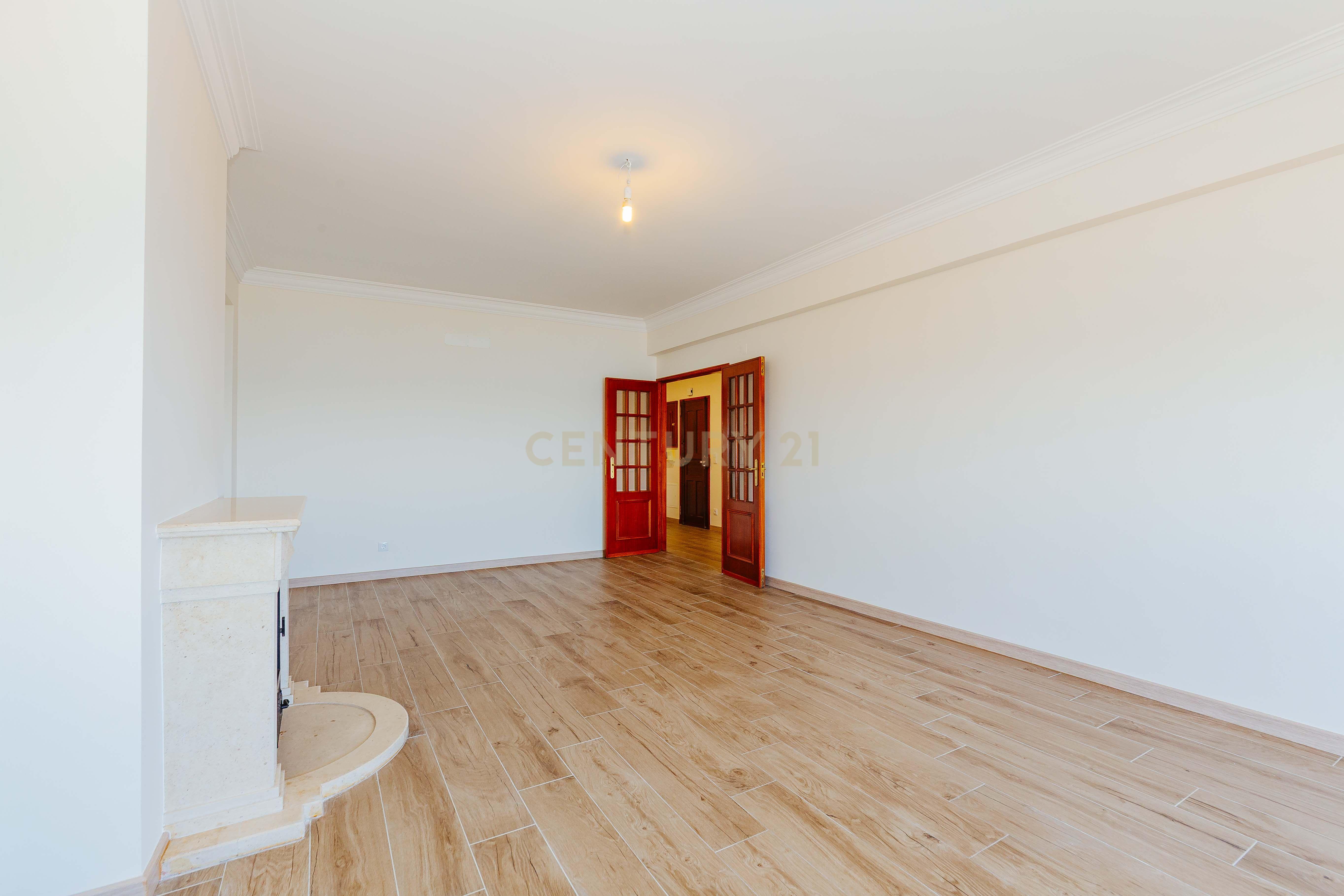 Apartamento T3 Renovado com Vista Rio em Santa Apolónia – Viva no Coração de Lisboa - Image 3