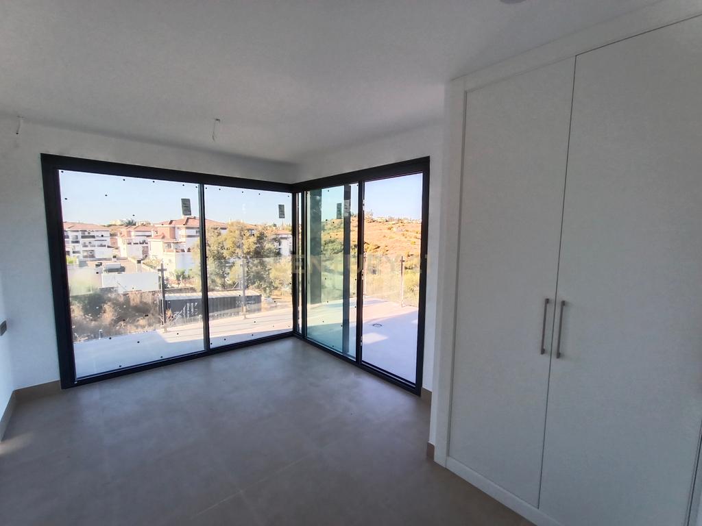 Luxuosa Moradia T4 com Piscina em Málaga, Andalucía - Image 8