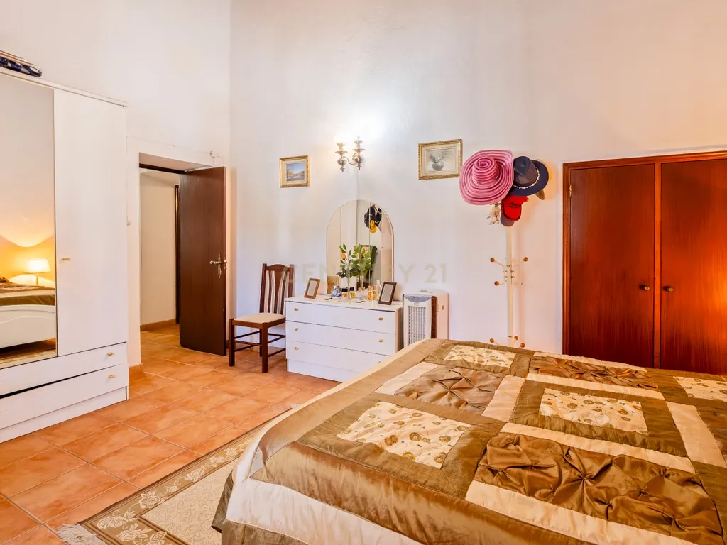 Encantadora Moradia com 7 Divisões em Parragil Loulé com Vista Campestre - Image 15