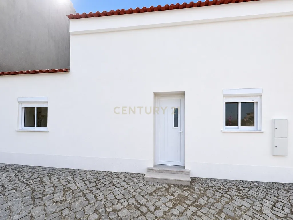 Moradia T3 Remodelada com Espaço Exterior | Sebal e Belide - Image 2