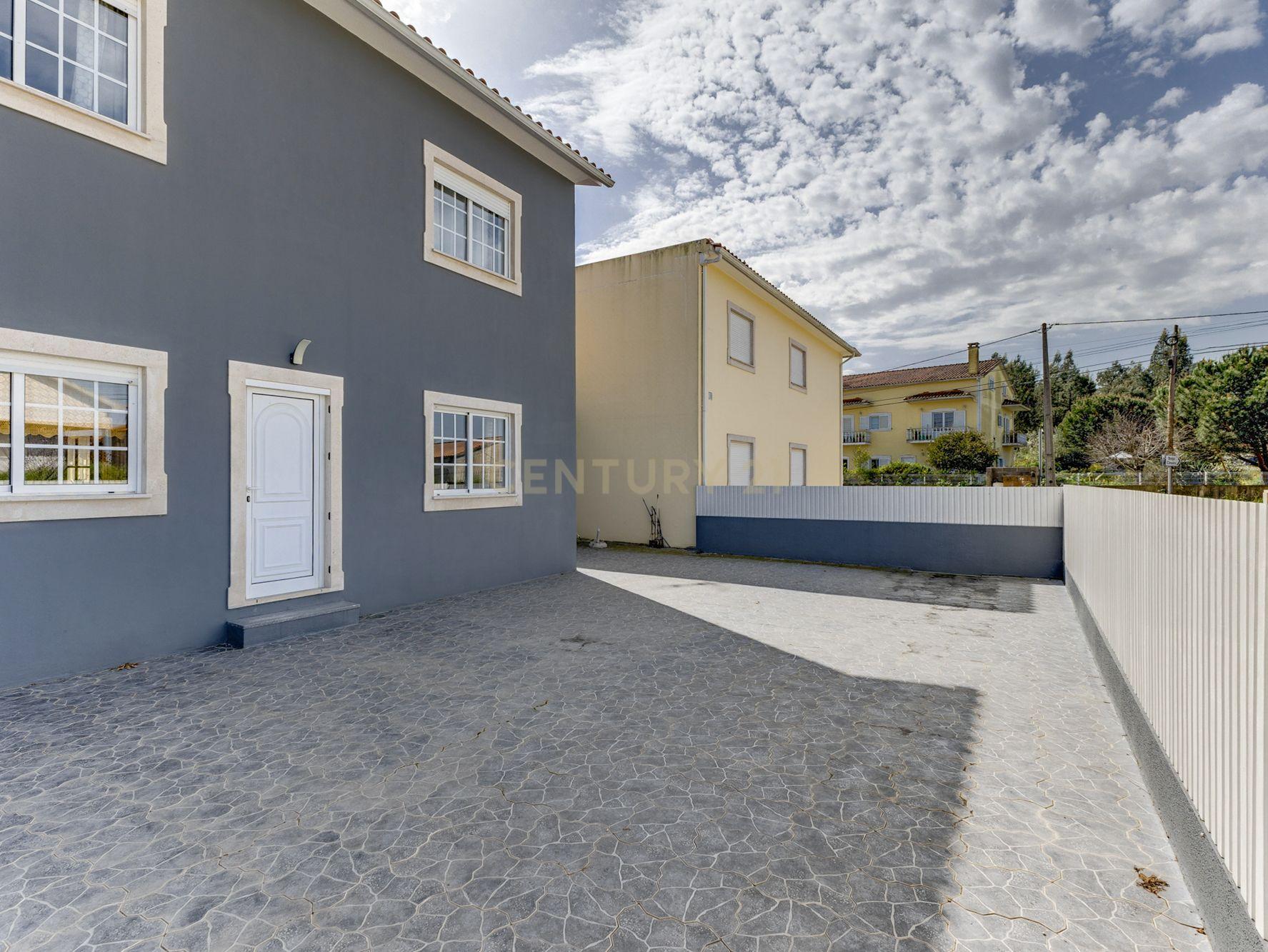 Casa Moderna em Vila de Rei com 4 Quartos e Segurança Avançada - Image 5
