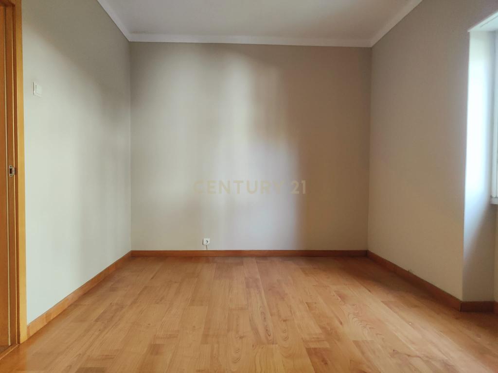 Prédio Bi-Familiar T2 e 2 Anexos Tipologia T1 Em Zona Residencial Tranquila Na Póvoa de Santo Adrião  - Image 49