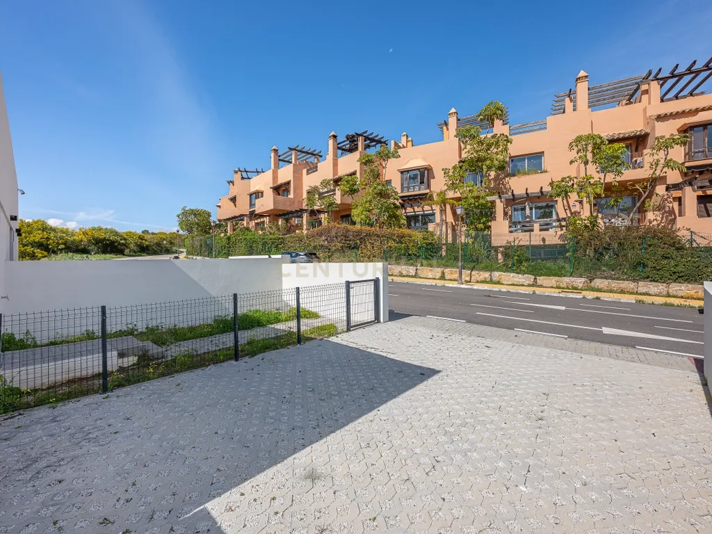 Moradia geminada nova para venda (2024) – Onde o mar, a luz e a tranquilidade se tornam o seu estilo de vida No coração da Costa del Sol, onde o azul do mar se funde com o céu e a brisa marítima o acaricia todas as manhãs, encontrará quatro espetaculares moradias geminadas novas, construídas em 2024, concebidas para aqueles que sonham em viver num ambiente privilegiado. Cada casa foi projetada para cativá-lo desde o primeiro momento. As suas vistas deslumbrantes para o mar acompanham cada momento do dia, enchendo os espaços de luz, serenidade e beleza natural. Aqui, cada nascer do sol torna-se um espetáculo e cada pôr do sol um momento para recordar. As casas têm três quartos espaçosos e três casas de banho, com espaços luminosos e cuidadosamente projetados para oferecer conforto, privacidade e bem-estar. Tudo é novo, com um estilo moderno que combina elegância, funcionalidade e harmonia com o ambiente mediterrâneo. Para aqueles que procuram algo ainda mais exclusivo, existe a opção de combinar duas propriedades, criando uma casa verdadeiramente única com até 6 quartos, ideal para famílias numerosas, receber convidados ou para aqueles que desejam espaço sem sacrificar o conforto. Venda de casa geminada nova construída em (2024) – Onde o mar, a luz e a tranquilidade se tornam o seu estilo de vida - Image 46