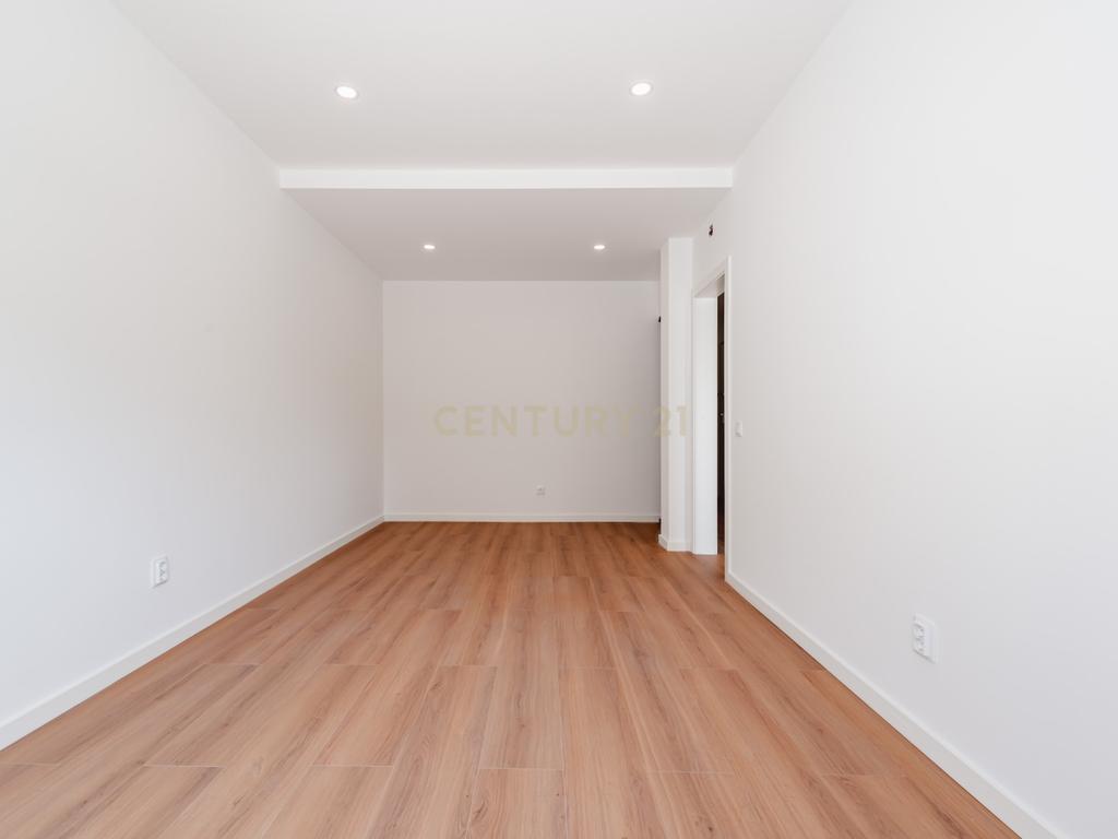 Apartamento Totalmente Remodelado com Terraço de 33 m² | Cruz de Pau – Amora - Image 7