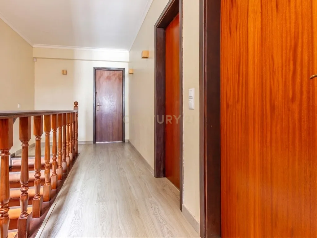 Moradia em Banda T3 com Sótão Aproveitado e Espaço Exterior – Casal Bolinhos, Azeitão - Image 9
