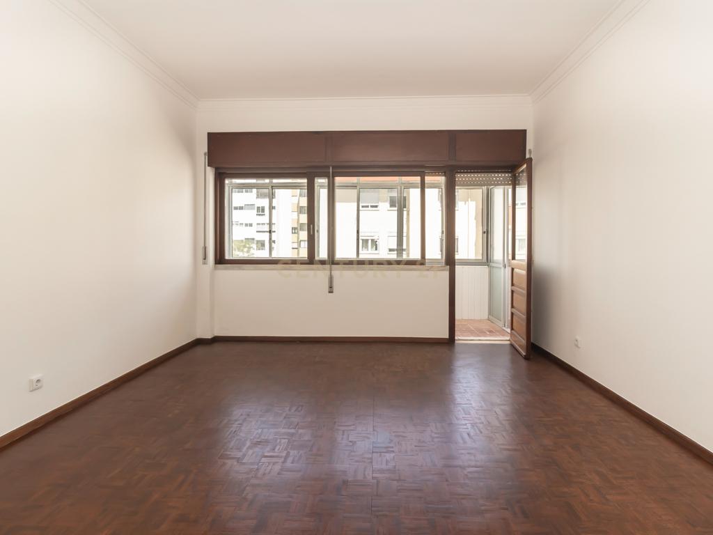 Apartamento T2 para arrendamento no centro da Costa da Caparica - Image 7