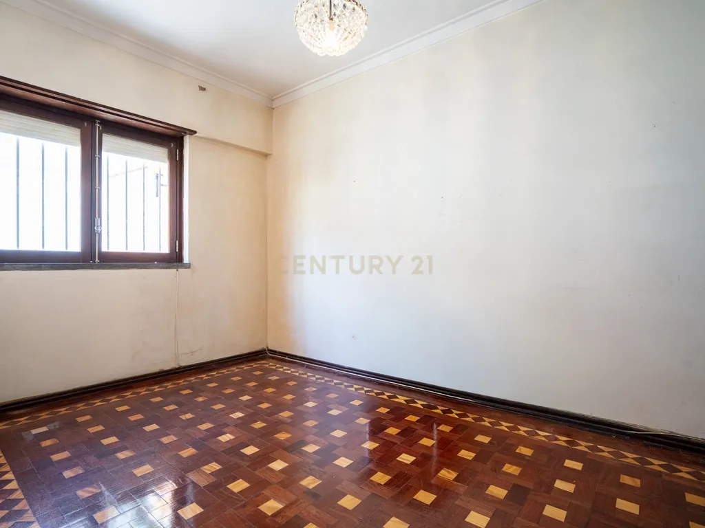 MORADIA T5 C/ TERRAÇO E JARDIM ALFRAGIDE - Image 25