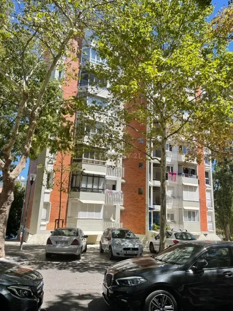 Apartamento T2 nos Olivais Sul, perto do metro e C C Olivais - Image 1