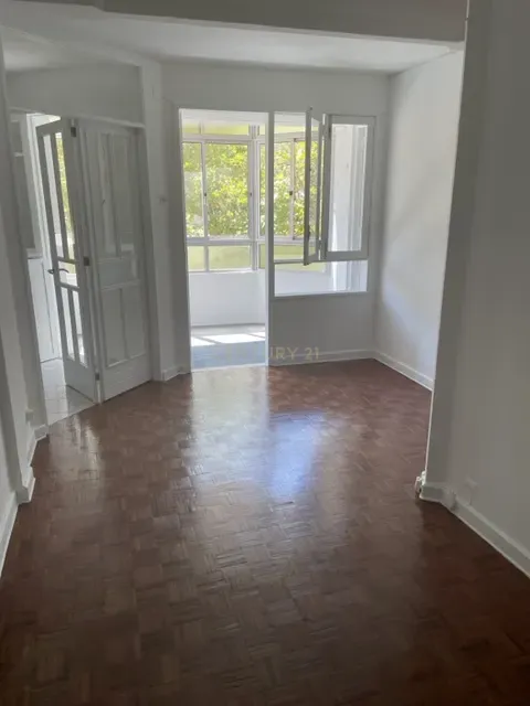 Apartamento T2 nos Olivais Sul, perto do metro e C C Olivais - Image 4