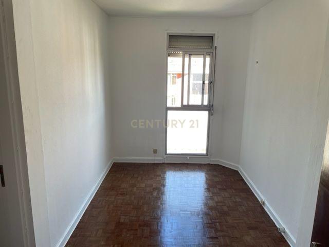 Apartamento T2 nos Olivais Sul, perto do metro e C C Olivais - Image 10