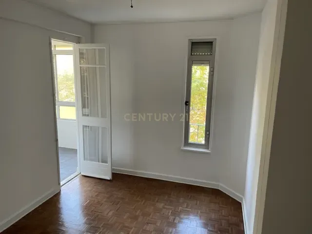 Apartamento T2 nos Olivais Sul, perto do metro e C C Olivais - Image 9