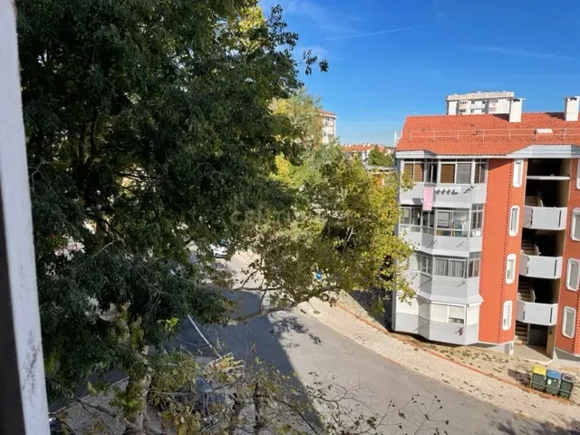 Apartamento T2 nos Olivais Sul, perto do metro e C C Olivais - Image 2
