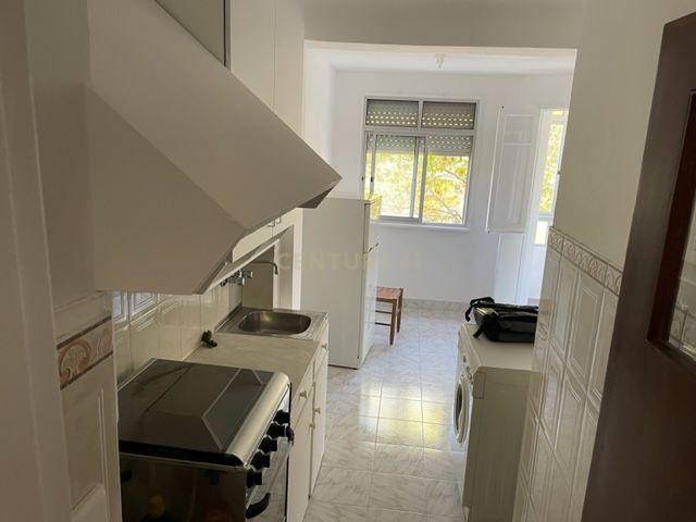 Apartamento T2 nos Olivais Sul, perto do metro e C C Olivais - Image 13