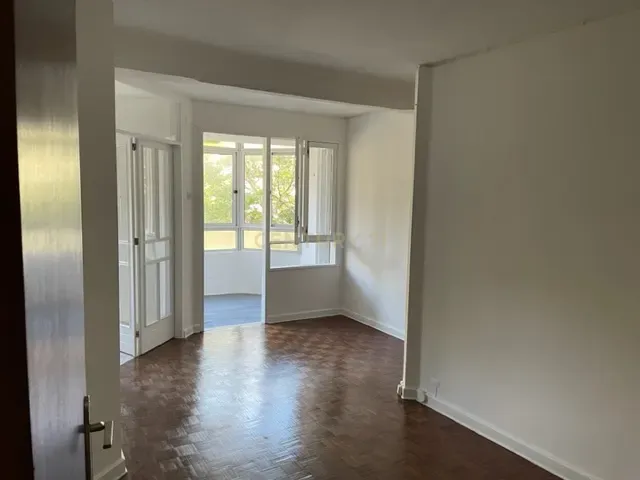 Apartamento T2 nos Olivais Sul, perto do metro e C C Olivais - Image 5