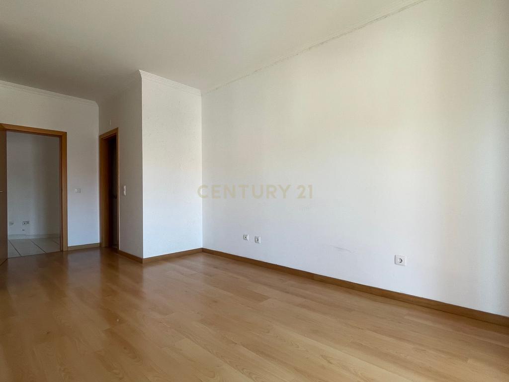 Apartamento T3, com Varanda, Arrecadação e 3 Lugares de estacionamento, no Pinhal Novo - Image 10