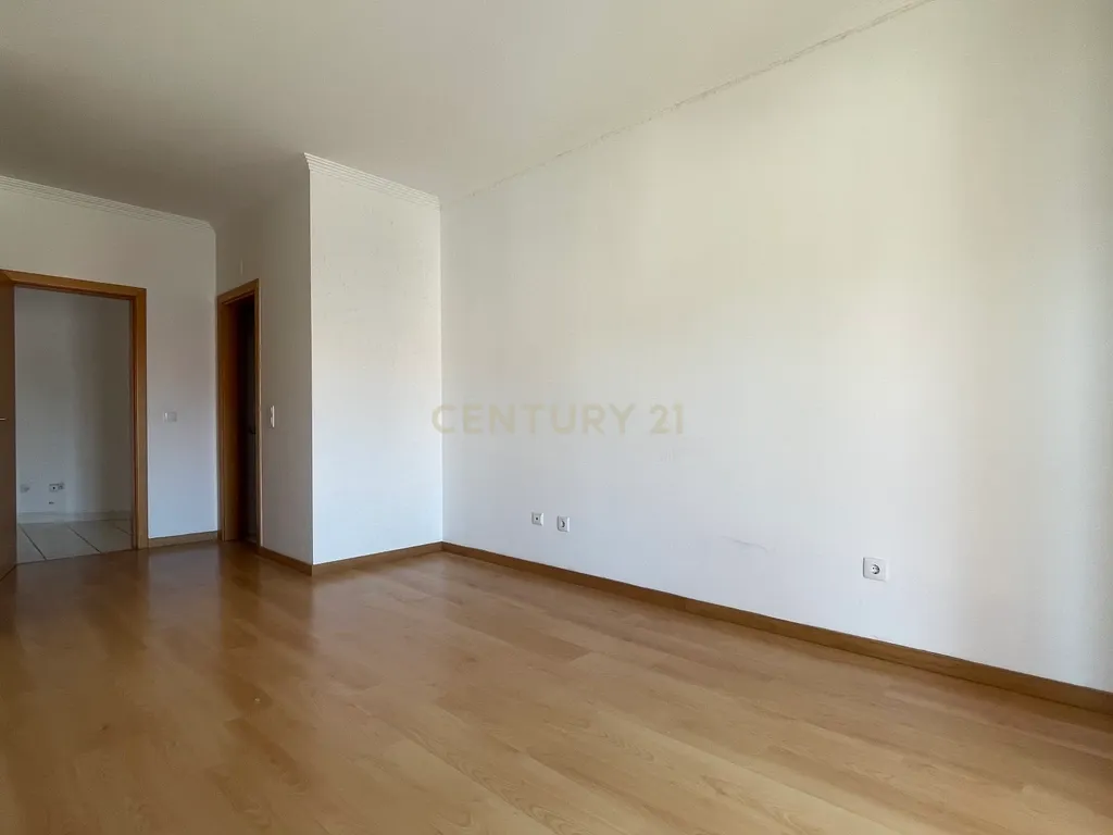 Apartamento T3, com Varanda, Arrecadação e 3 Lugares de estacionamento, no Pinhal Novo - Image 10