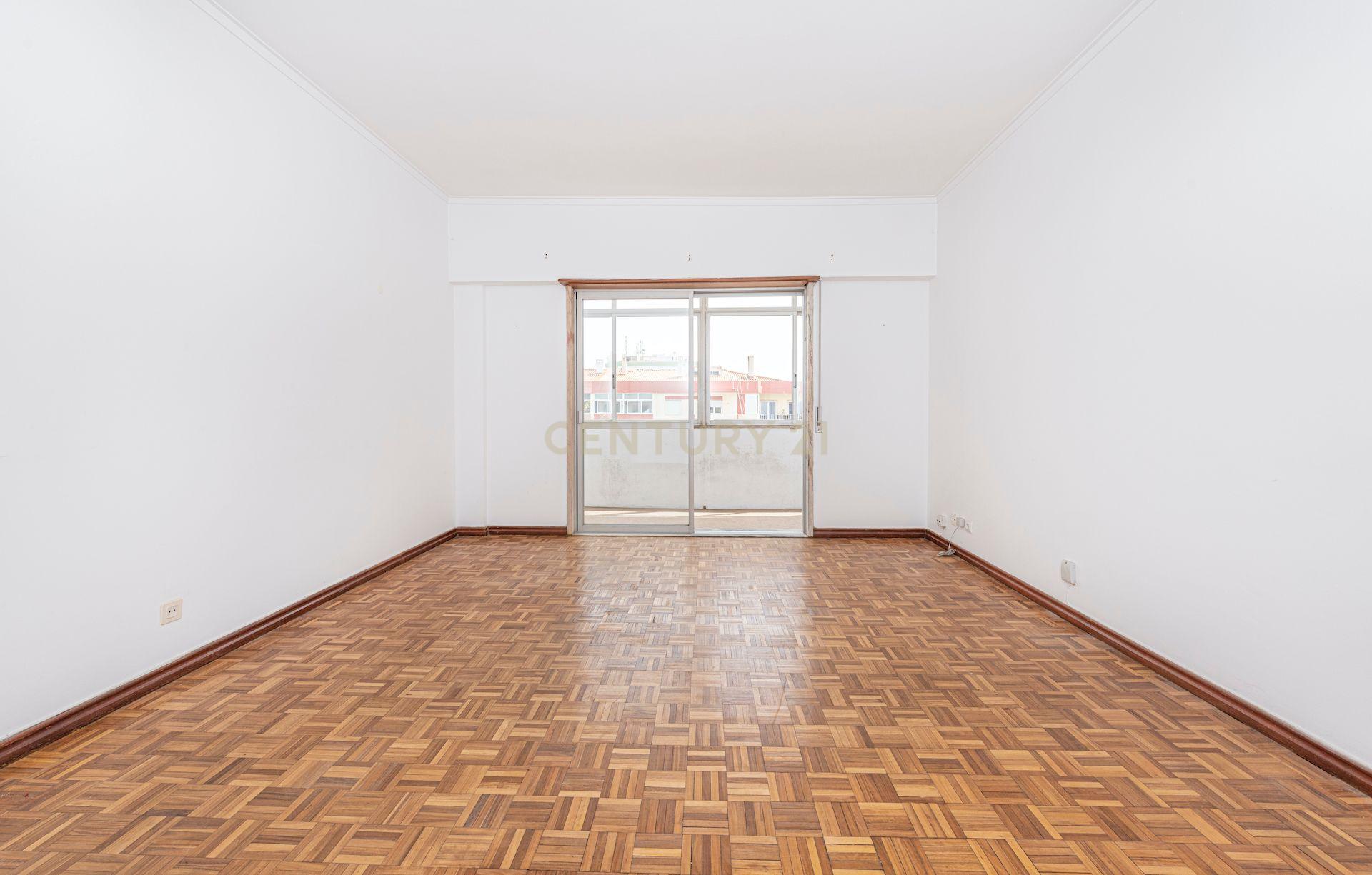 Fotografia 2 de Apartamento T2 em Oeiras com Varanda e Boa Exposição Solar