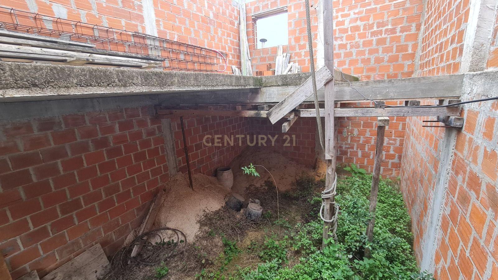 Fotografia 3 de Terreno com Construção de 48m² no Cartaxo – Excelente Oportunidade com Potencial