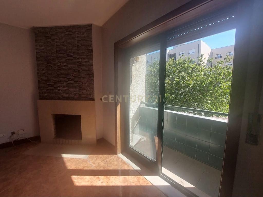 Apartamento T2 em Matosinhos com Garagem e Varanda - Image 4