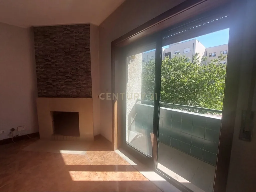 Apartamento T2 em Matosinhos com Garagem e Varanda - Image 4