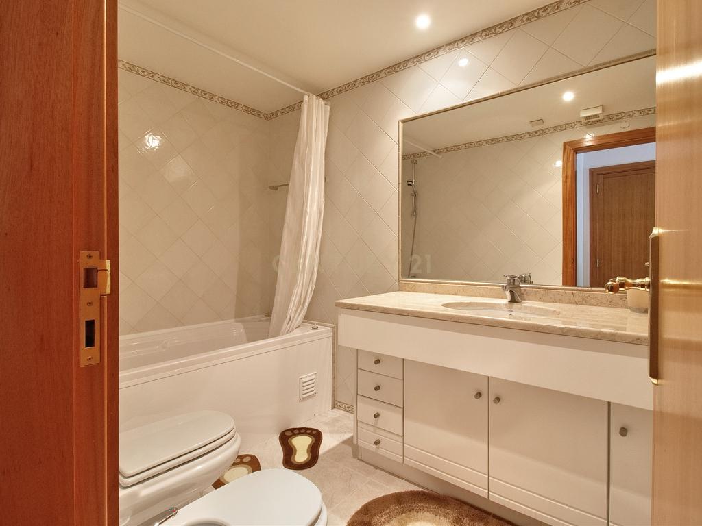 Apartamento T2 Mobilado, com Suíte, Varanda e Elevador em Caparide – São Domingos de Rana - Image 7