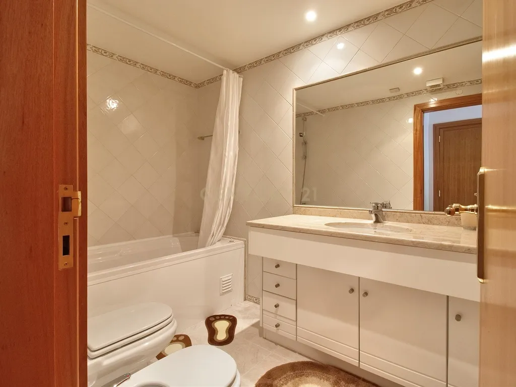 Apartamento T2 Mobilado, com Suíte, Varanda e Elevador em Caparide – São Domingos de Rana - Image 7