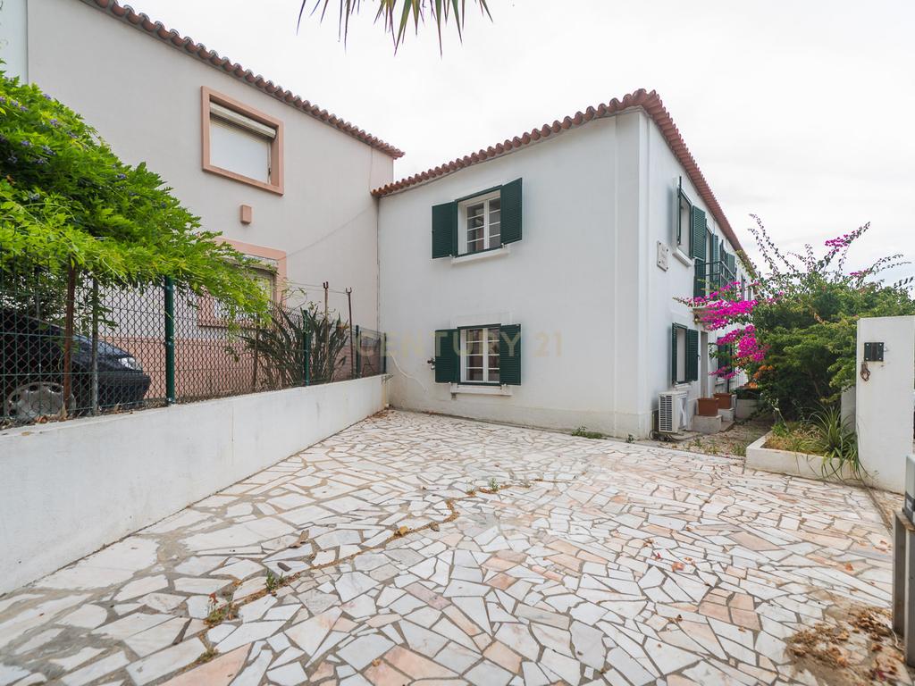 Moradia T3 + 1 Renovada com Jardim e Piscina em Penha de França, Lisboa - Image 76