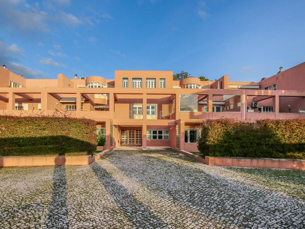 T3 Paço da Ameixoeira em condominio fechado|143m2 |Garagem para dois carros| Arrecadação|  Parque infantil |Segurança 24h|Piscina| Sauna| Ginásio|Court de ténis|Campo futebol. - Image 4