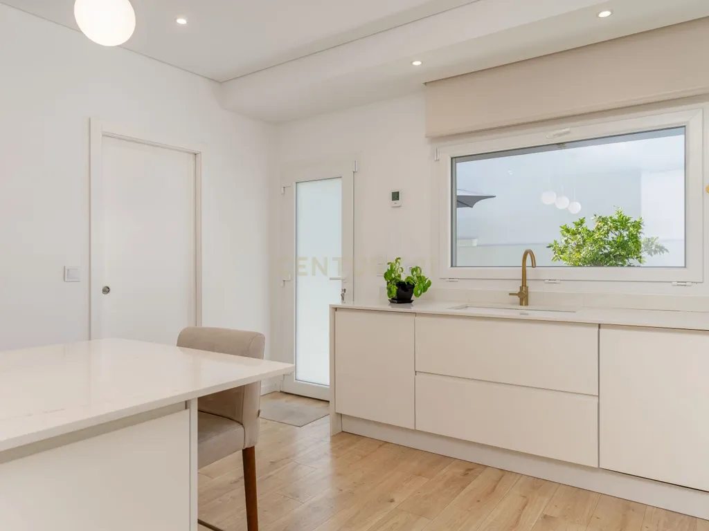 Moradia T4 Térrea de excelência com piscina e casa independente de 50m2 | Quinta da Marquesa - Image 8