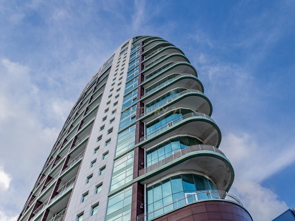 T3 Duplex na Torre de São Rafael com Vista Deslumbrante sobre o Tejo no Parque das Nações - Image 1