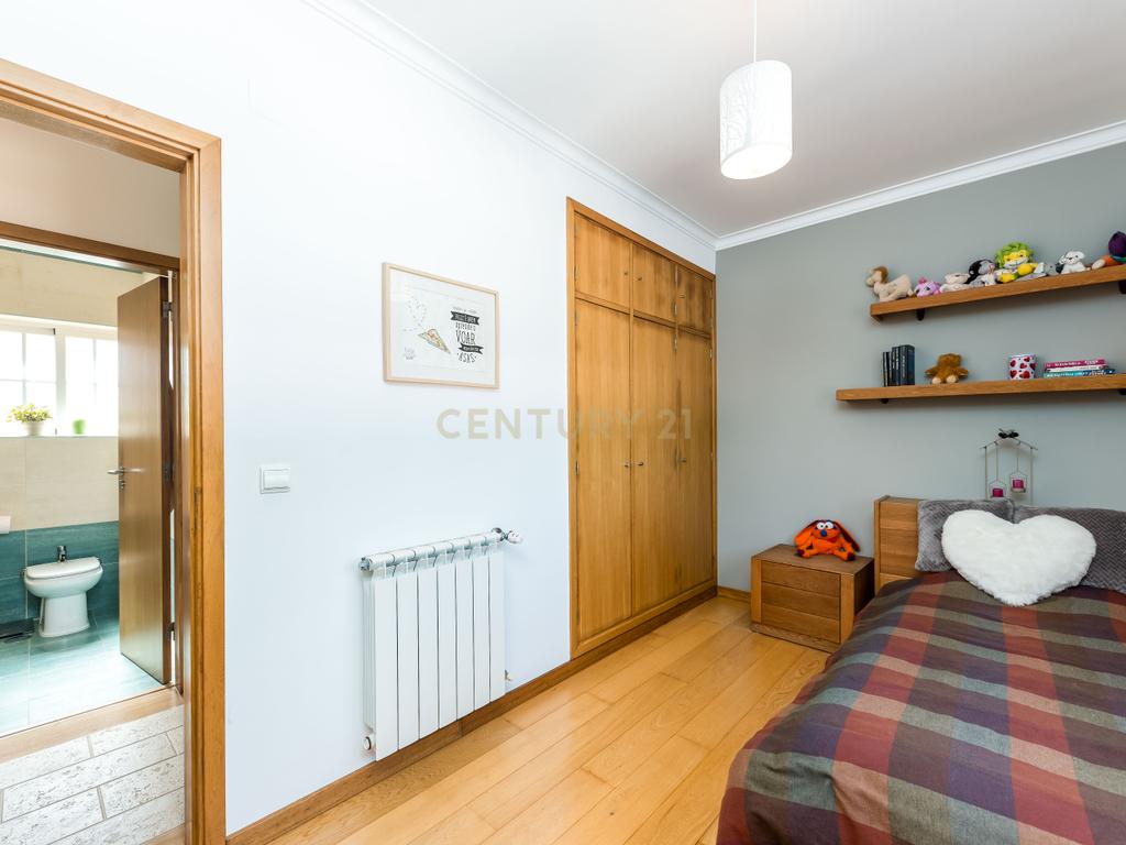 Moradia T4 Isolada com Jardim, em Vale Flores - Viva com qualidade e conforto às portas de Lisboa - Image 18