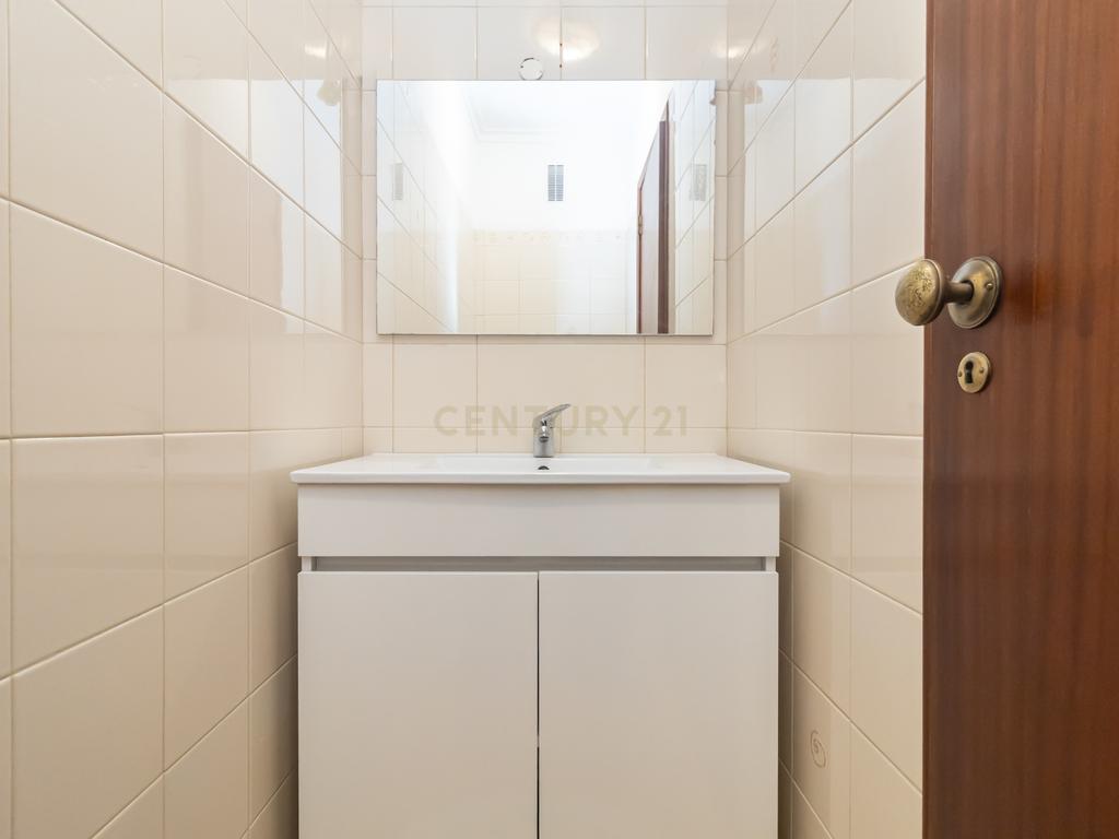Apartamento T2 de 98m2 com Excelentes Áreas e 2 WC no Centro da Costa da Caparica - Image 28