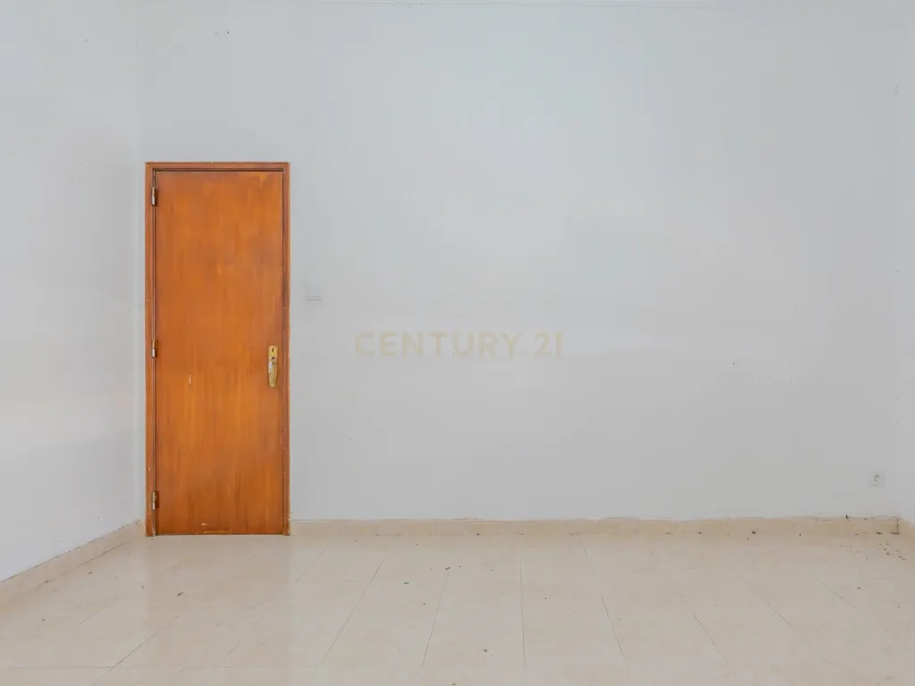 Moradia Isolada com Terreno de 1041 m² – Um Mundo de Possibilidades! - Image 11