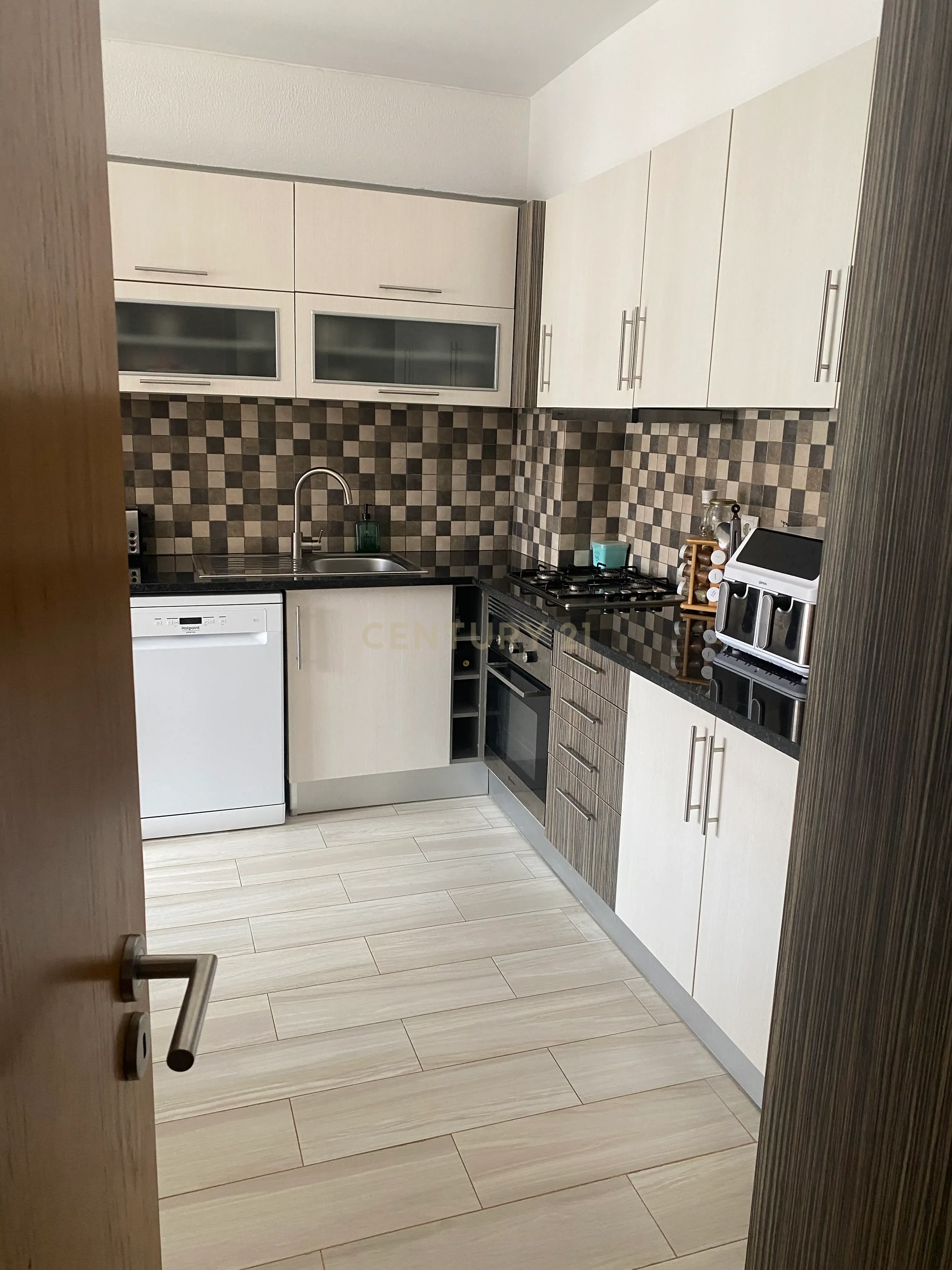 Fotografia 3 de *RESERVADO* | T1 com excelente luminosidade e arrecadação | Torre da Marinha | 196.000 €