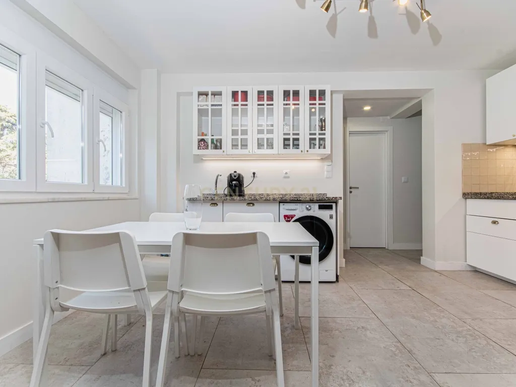 Apartamento T2 Renovado com Vista Panorâmica em Lisboa - Image 2