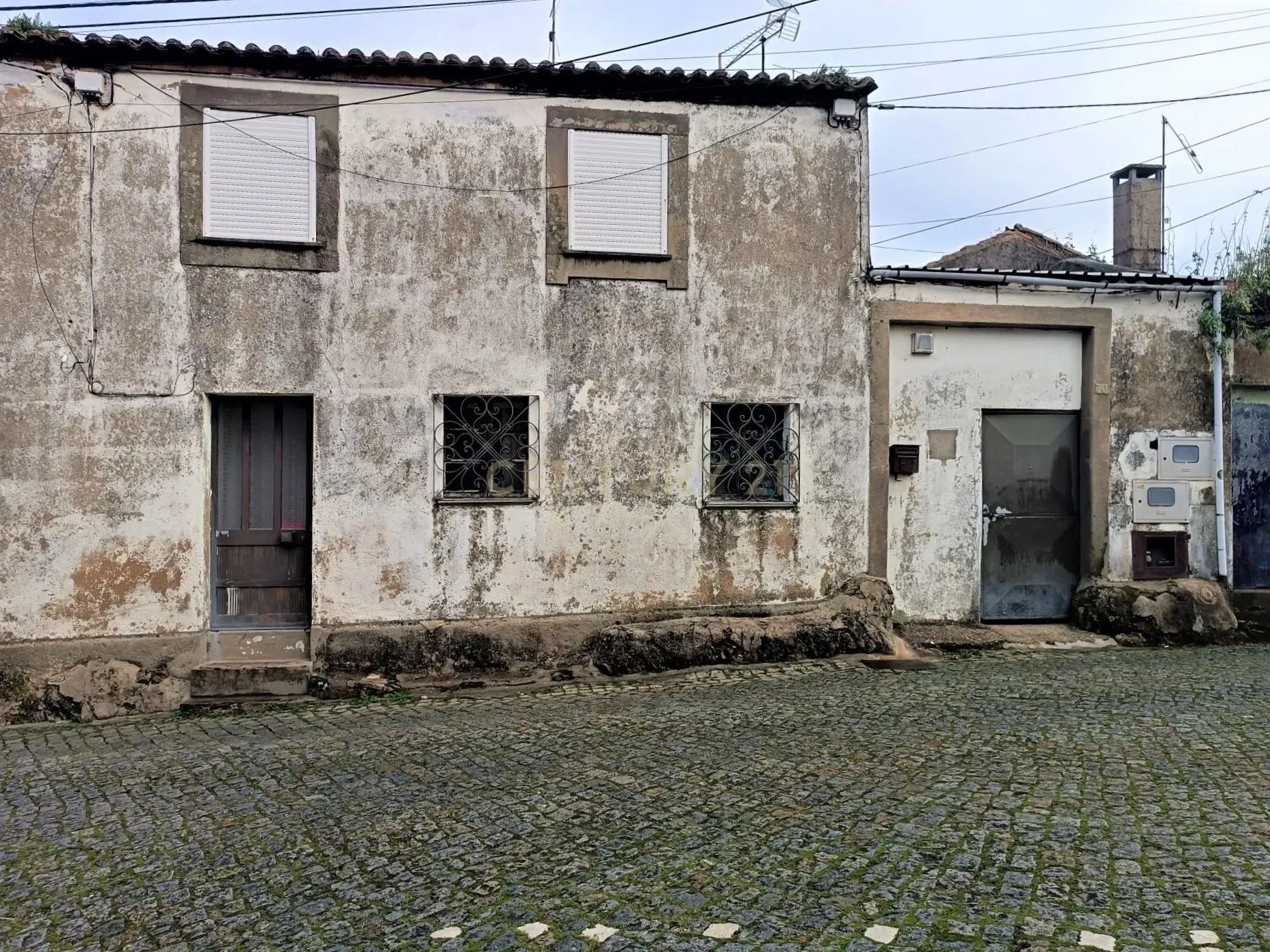 Duas moradias juntas para remodelar ou edificar 3 mordias à entrada de Esmoriz, Ovar, Aveiro - Image 4