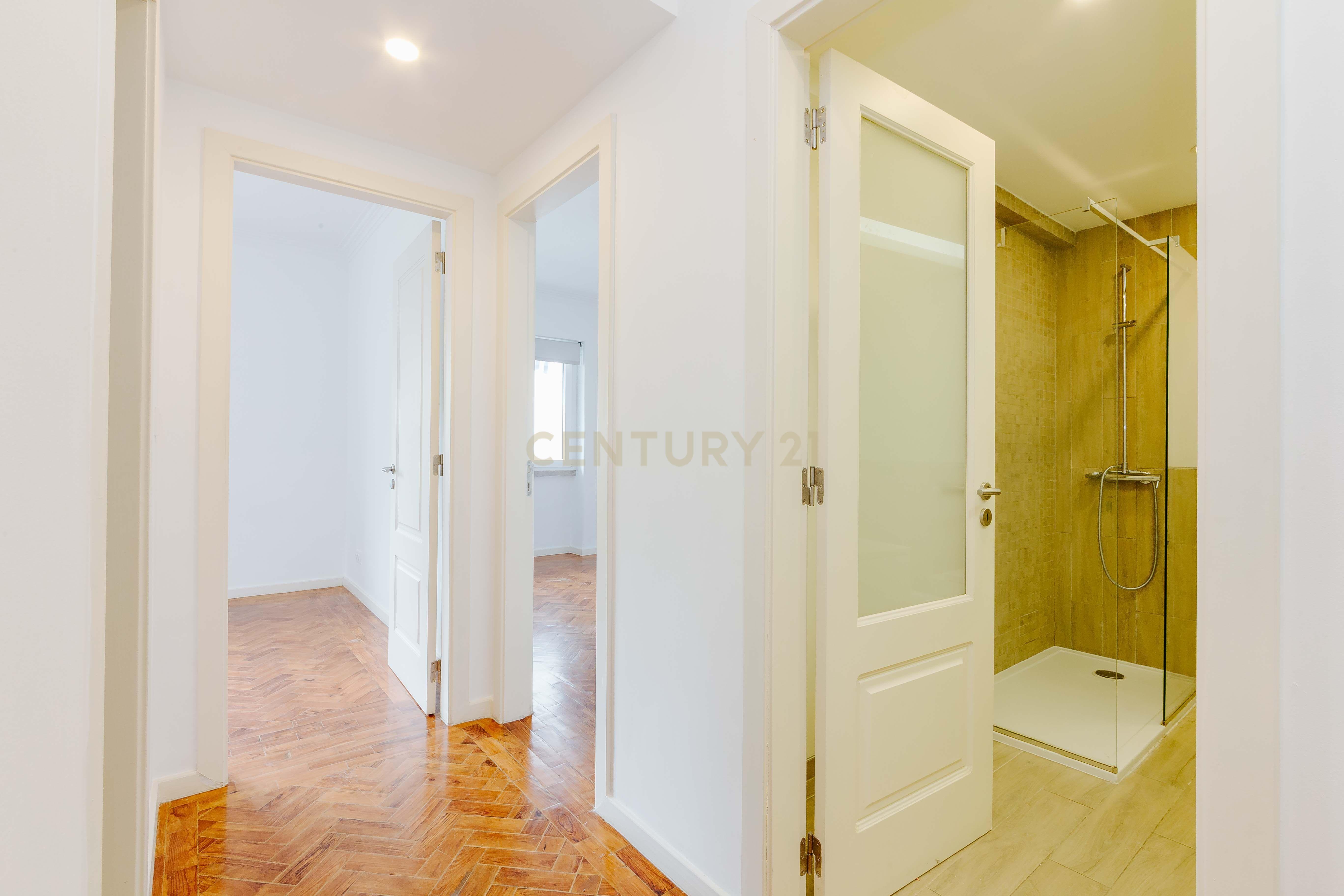APARTAMENTO T5 REMODELADO SALDANHA LISBOA - Image 30