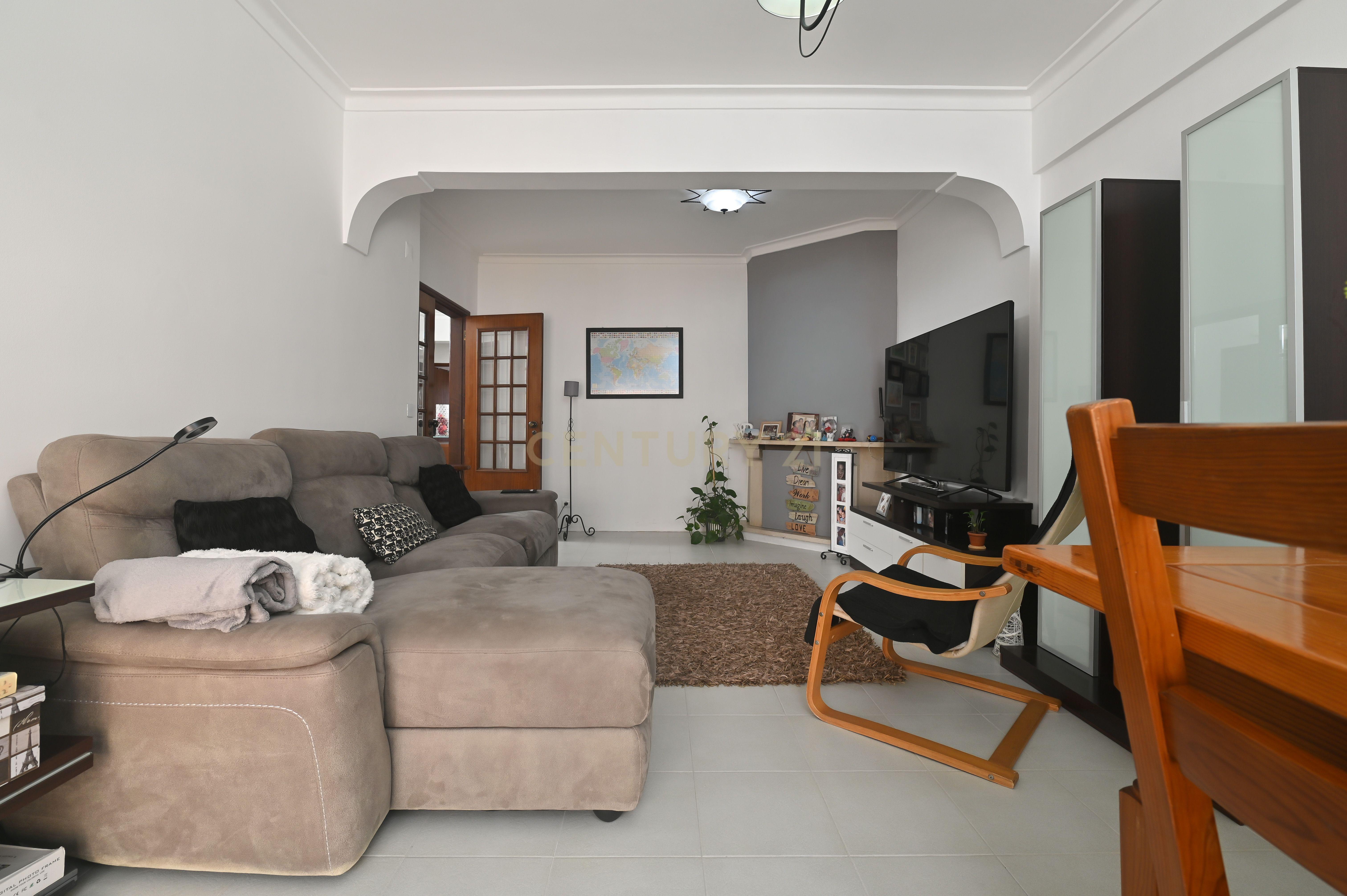 Fotografia 6 de Apartamento T3 semi-remodelado, luminoso e pronto a habitar, na Rinchoa (Sintra).