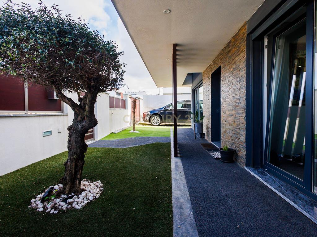 Moradia Moderna com Piscina e Acabamentos de Excelência na Marisol - Image 3