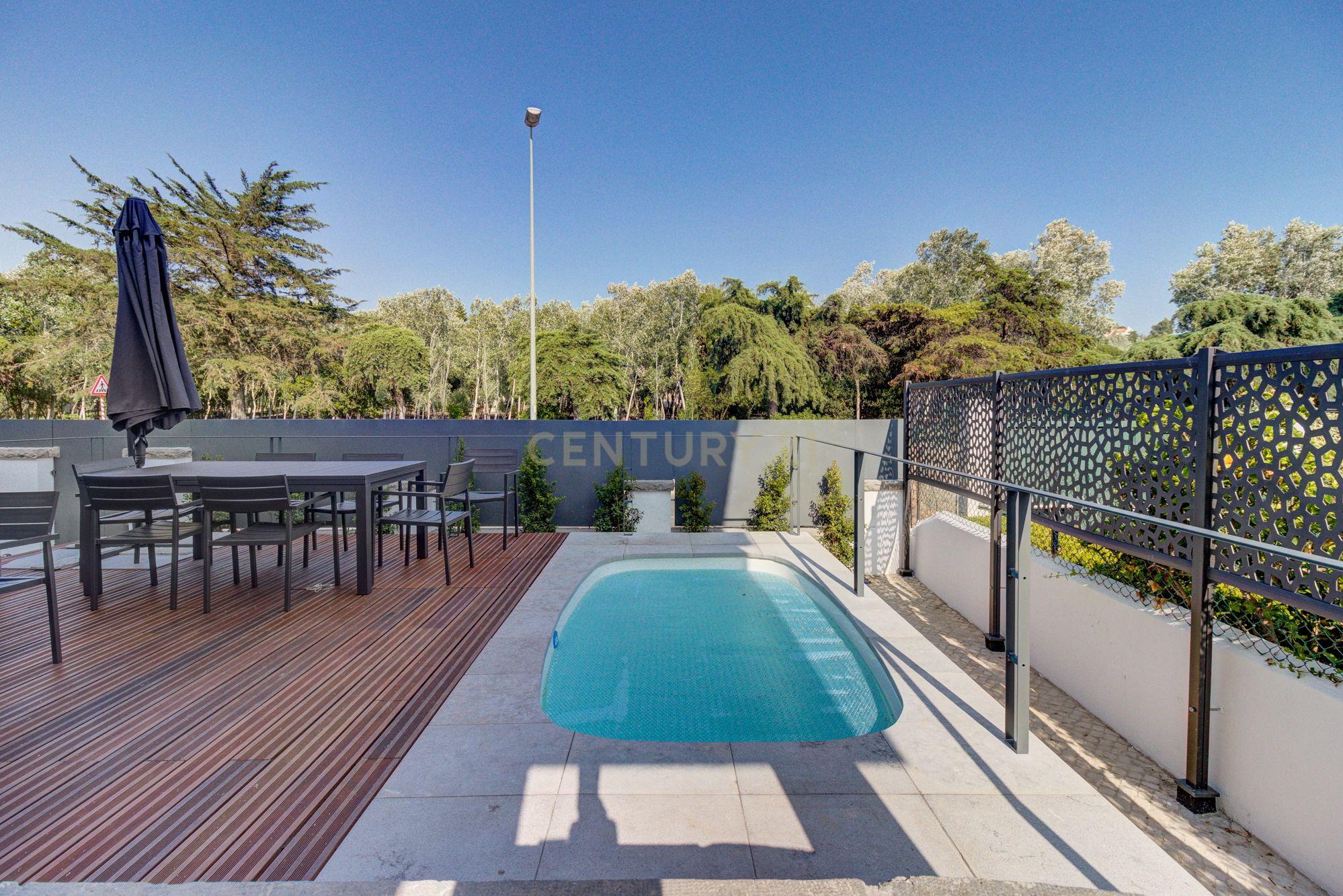 Moradia T4+1 com piscina, terraço e garagem perto da praia - Image 5