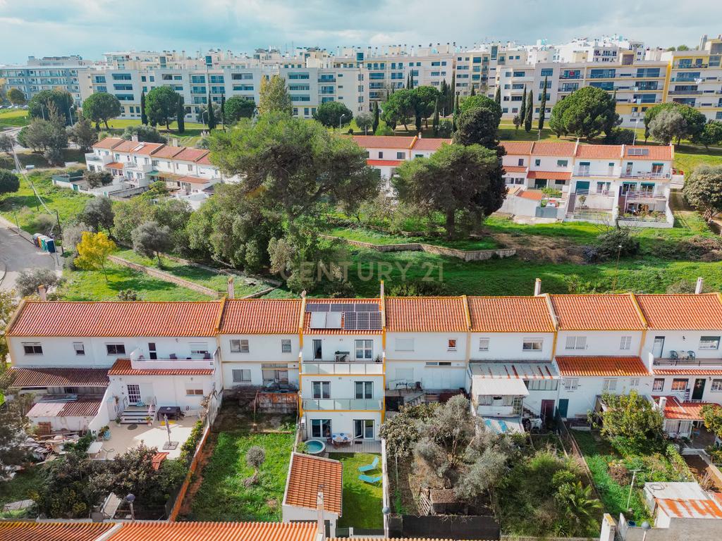 Moradia T4+1 com garagem no Bairro da Petrogal - Bobadela - Image 33