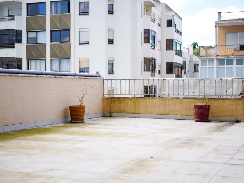 Apartamento T4 com Terraço de 60m² em Cacilhas/Almada - Image 2