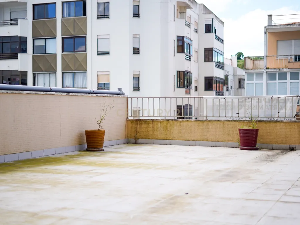 Apartamento T4 com Terraço de 60m² em Cacilhas/Almada - Image 2