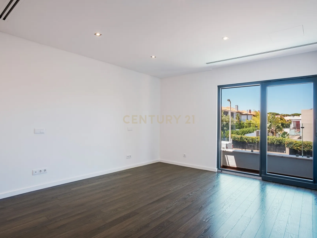 Moradia Independente T5 de Luxo com Piscina e Garagem a 5 minutos do Kings College - Image 15
