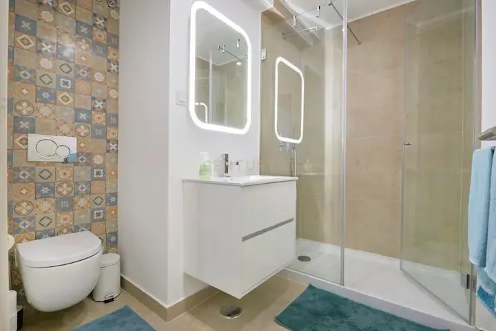 Apartamento T2 renovado e mobilado com pátio exterior privado. Em venda! - Image 10