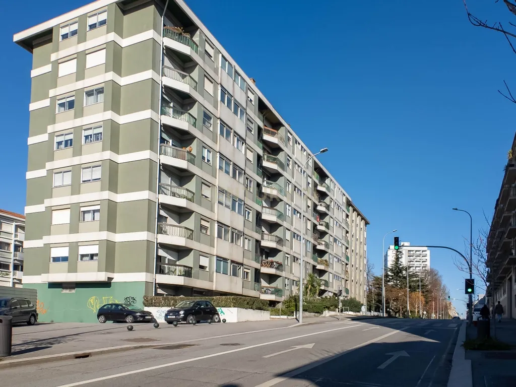 Apartamento T3 renovado - Av. Fernão Magalhães - 400m metro Campo 24 de Agosto - Image 1
