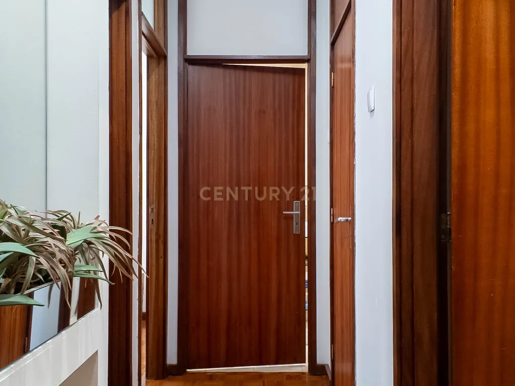 Apartamento T3 renovado - Av. Fernão Magalhães - 400m metro Campo 24 de Agosto - Image 18