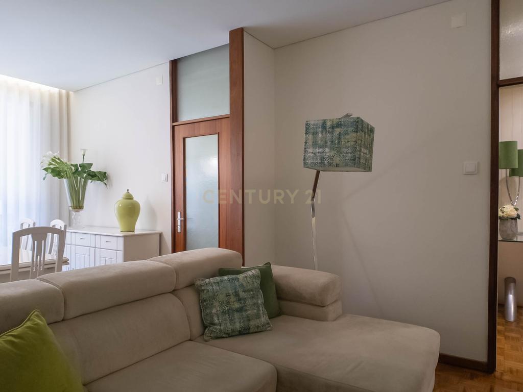 Apartamento T3 renovado - Av. Fernão Magalhães - 400m metro Campo 24 de Agosto - Image 10